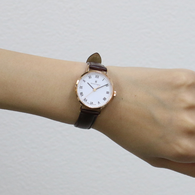 30mmの時計をつけた女性の手