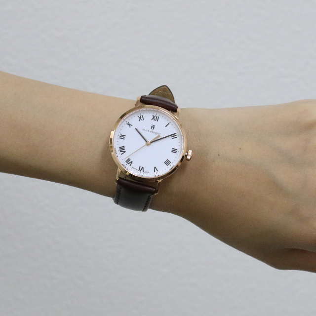 36mmの時計をつけた女性の手
