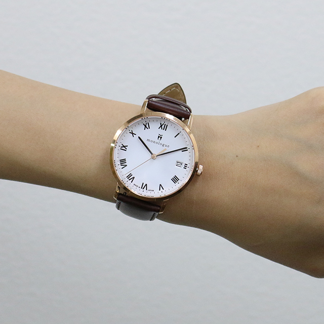 40mmの時計をつけた女性の手
